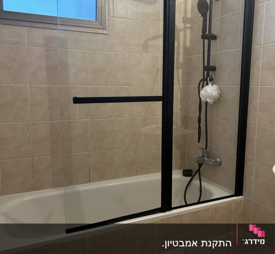 מקלחת עם דלת זכוכית, ראש מקלחת ושפופרת